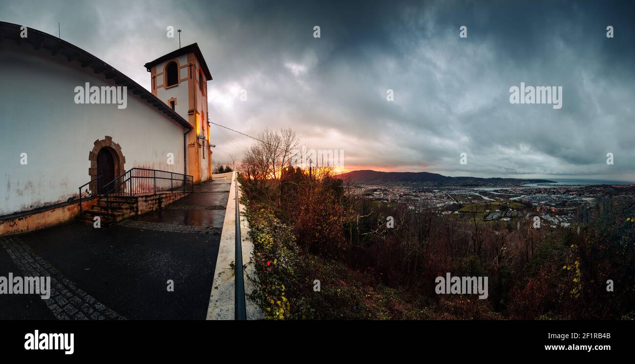 ermitage di San Martzial in cima alla montagna con la vista di Bidasoa-Txingudi; Paesi Baschi. Foto Stock