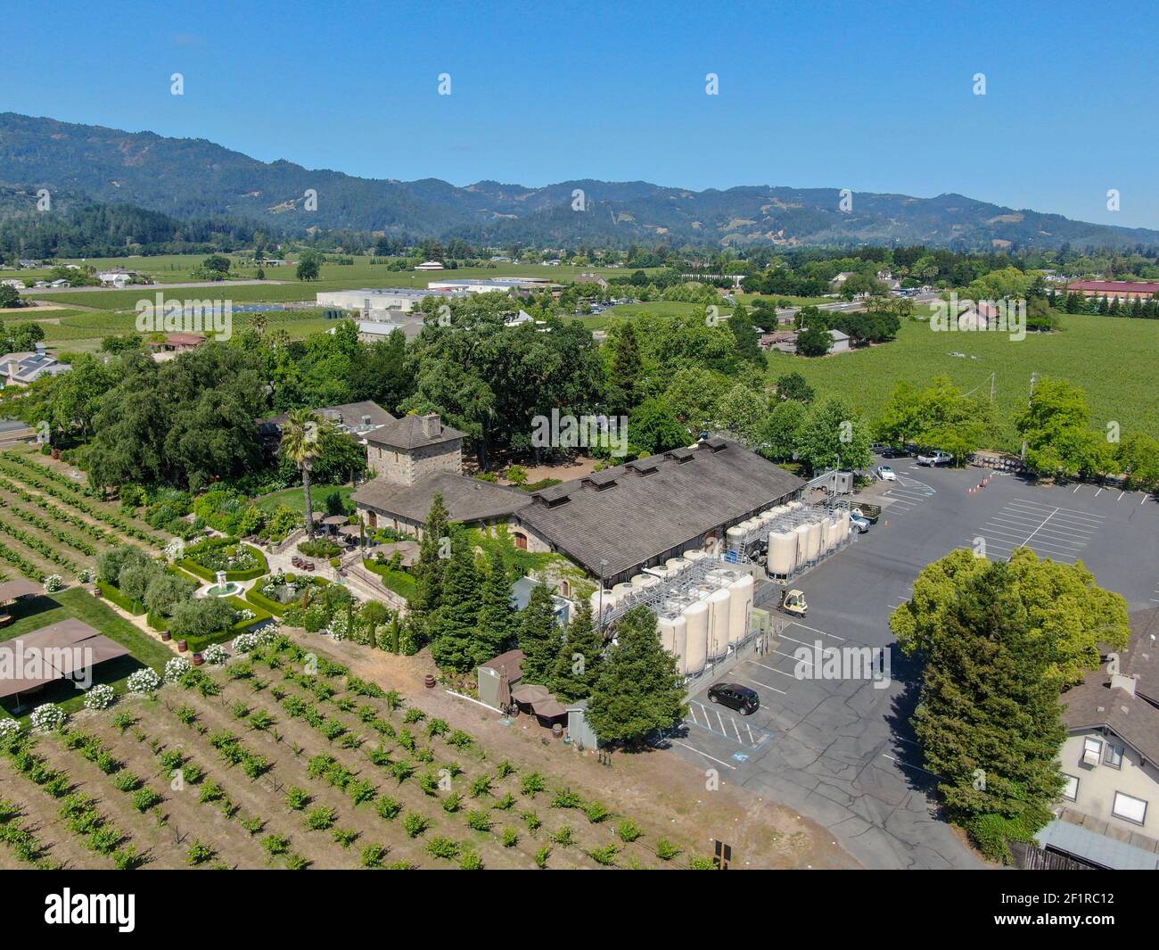 Vista aerea dell'azienda vinicola V. Sattui e del negozio al dettaglio, St. Helena, Napa Valley, California, USA. Foto Stock