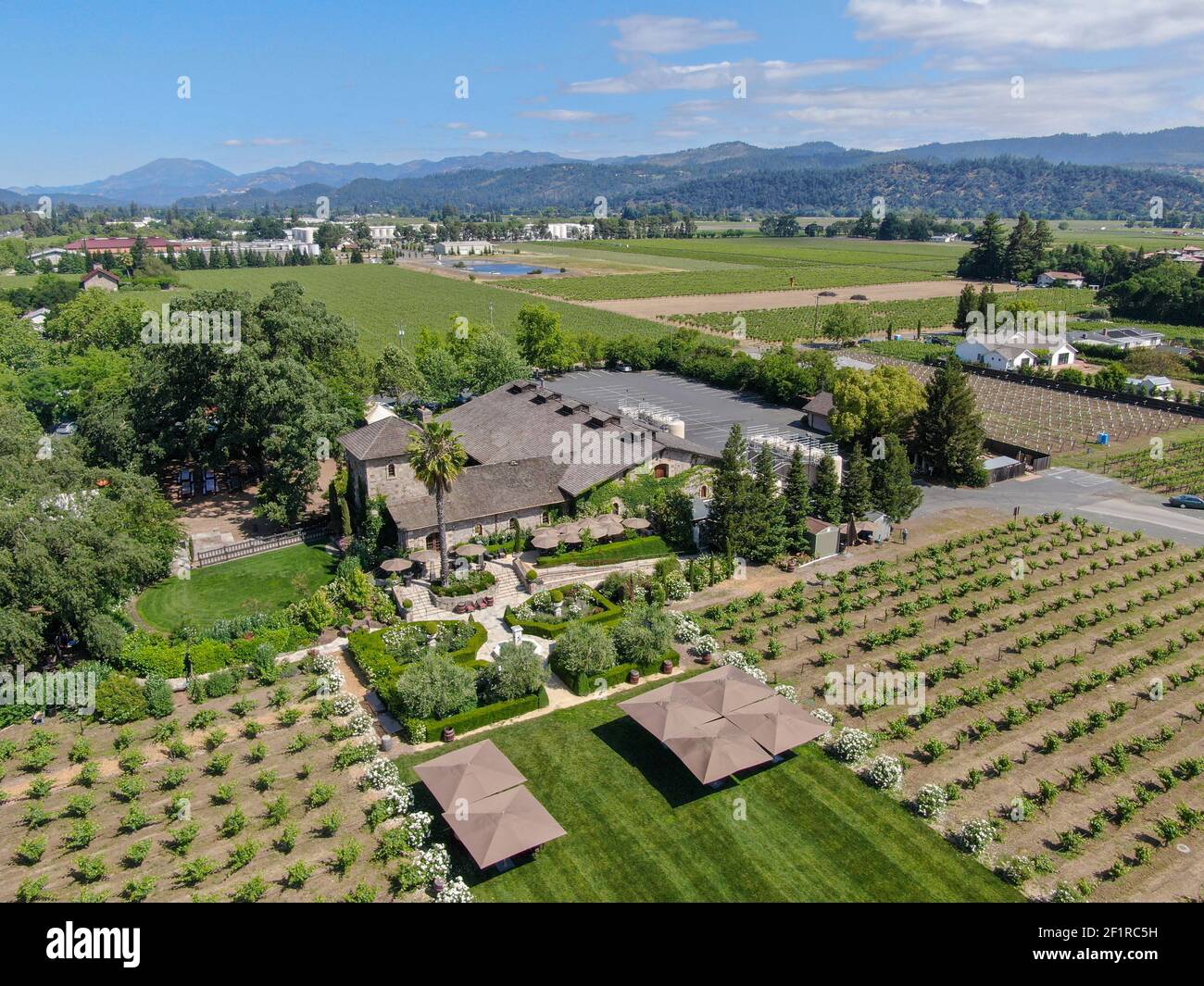 Vista aerea dell'azienda vinicola V. Sattui e del negozio al dettaglio, St. Helena, Napa Valley, California, USA. Foto Stock