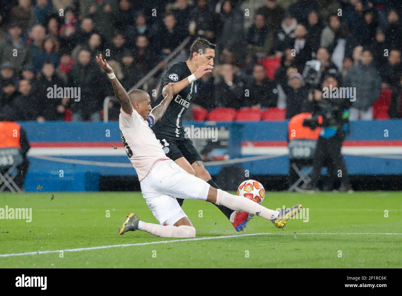 Angel di Maria (PSG) ha calciato la palla, Ashley Young (Manchester United)(ENG) durante la UEFA Champions League, round del 16, seconda partita di calcio tra Parigi Saint-Germain e Manchester United il 6 marzo 2019 allo stadio Parc des Princes di Parigi, Francia - Foto Stephane Allaman / DPPI Foto Stock