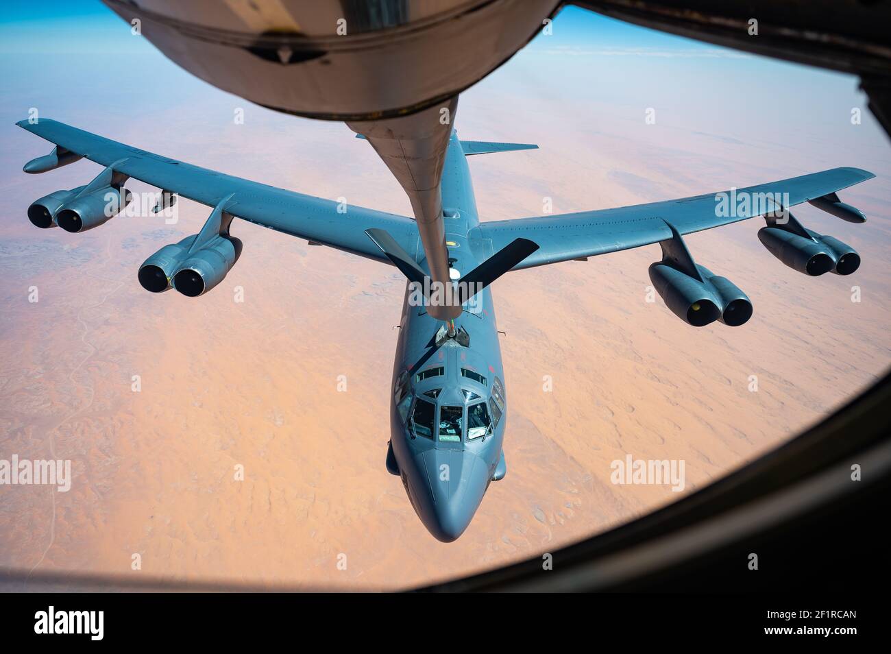 Un bombardiere strategico dell'aeronautica degli Stati Uniti B-52H assegnato ai rifornimenti dell'ala della bomba da un Extender del KC-10 assegnato al 908th Squadron di rifornimento dell'aria di spedizione 7 marzo 2021 sopra il golfo persiano. L'aereo volò sul Golfo Persico per scoraggiare la potenziale aggressione da parte dell'Iran. Foto Stock