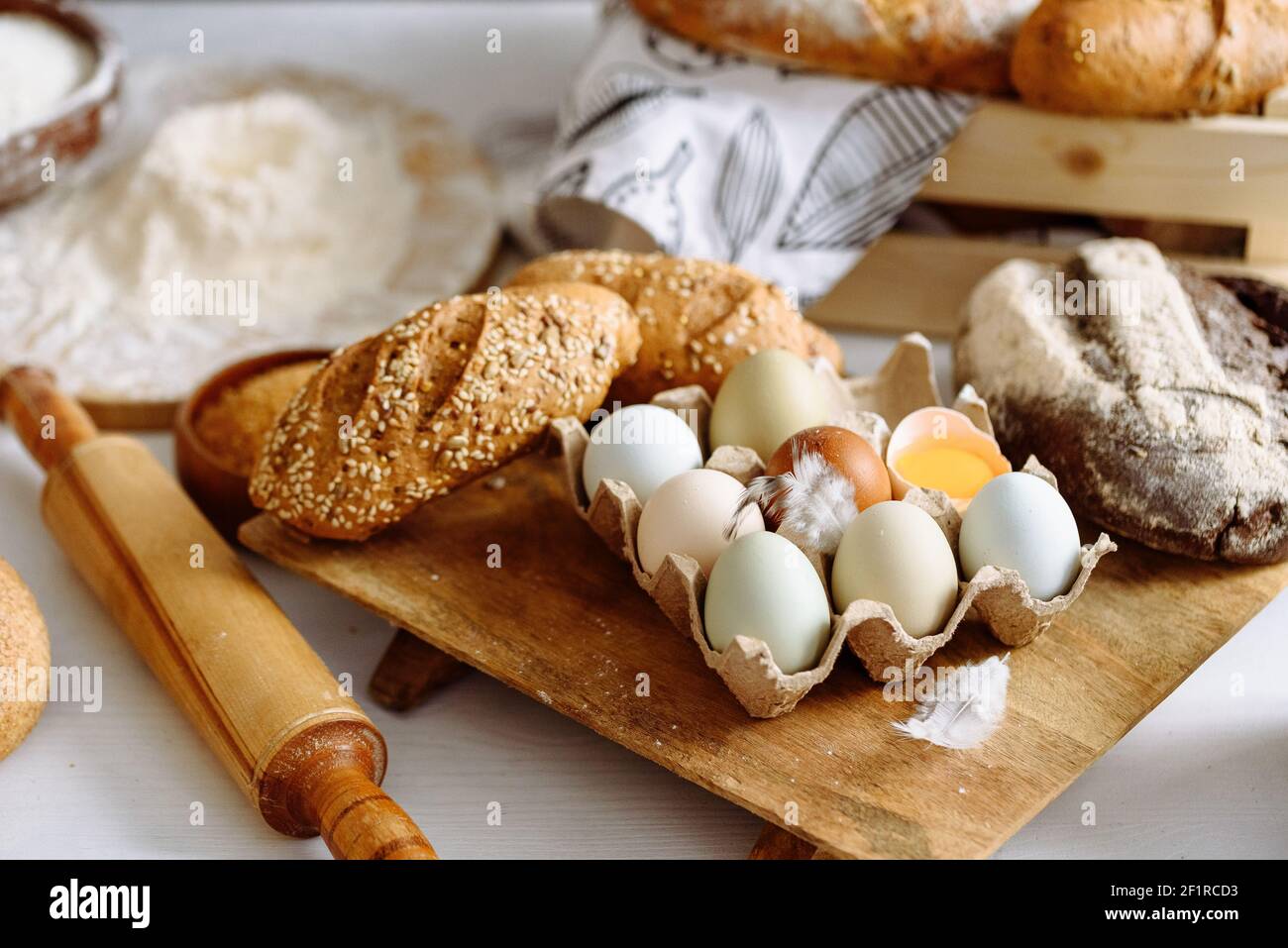 uova di pollo fatte in casa in un vassoio sul tavolo da cucina Foto Stock