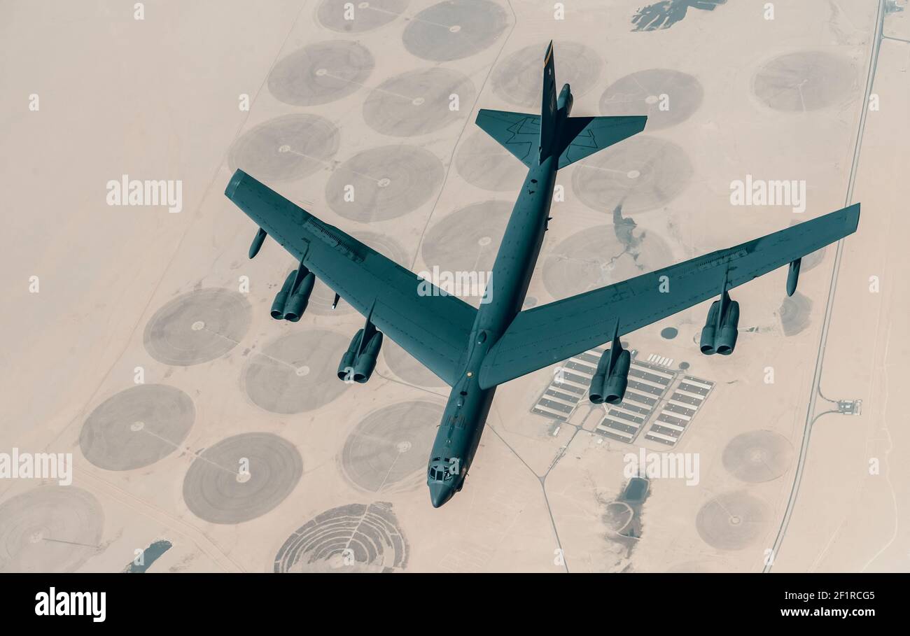 Un bombardiere strategico della forza aerea americana B-52H assegnato alla quinta ala della bomba si rompe dopo il rifornimento da un extender KC-10 assegnato al 908th Expeditionary Air Refuelling Squadron 7 marzo 2021 sopra il Golfo Persico. L'aereo volò sul Golfo Persico per scoraggiare la potenziale aggressione da parte dell'Iran. Foto Stock