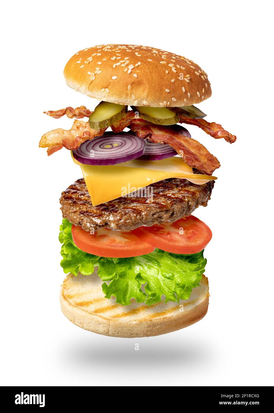 Hamburger volanti su sfondo bianco Foto Stock