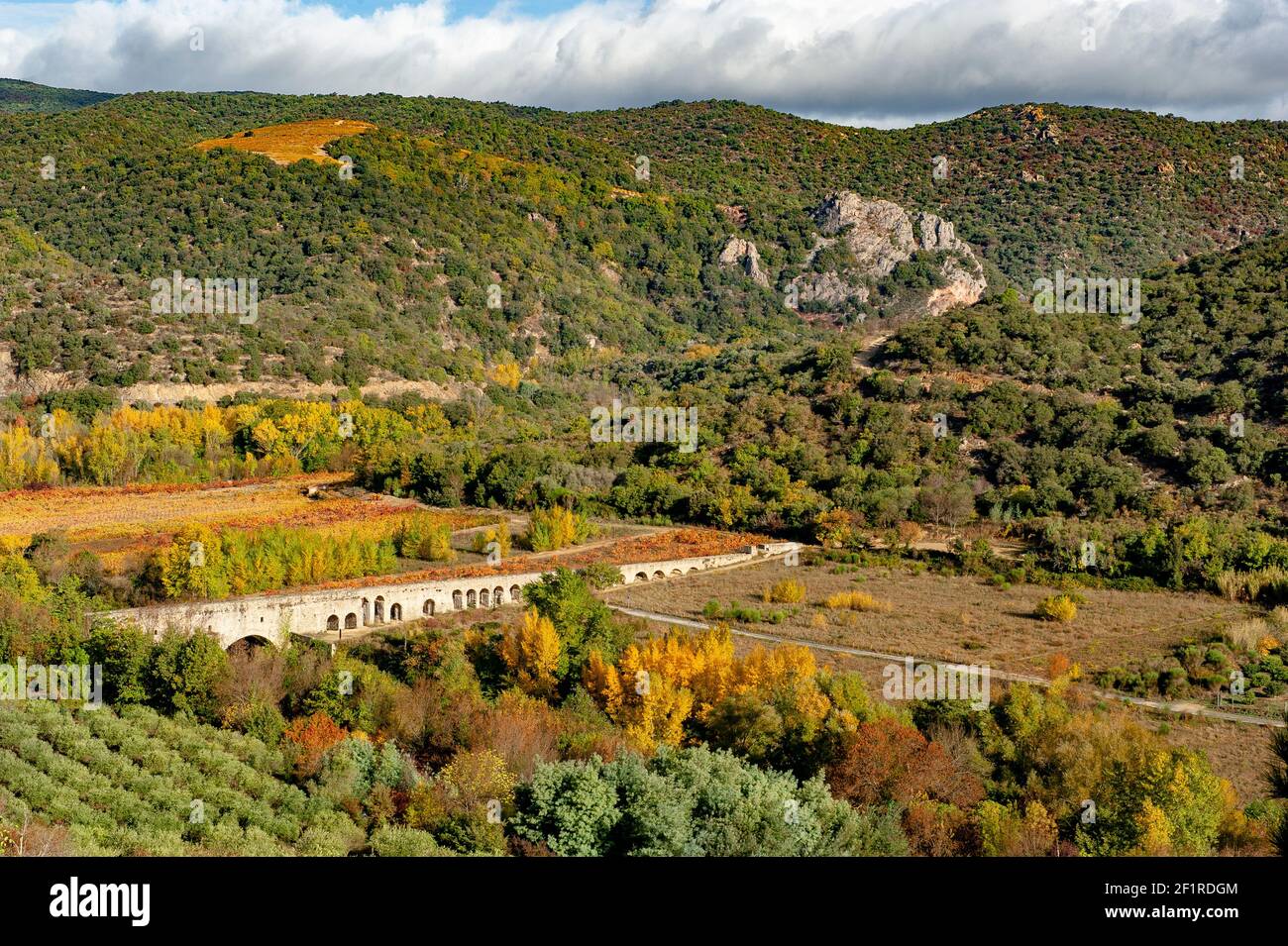 L'acquedetto romano di Ansignan, un piccolo villaggio nel cuore della Fenouillèdes Foto Stock