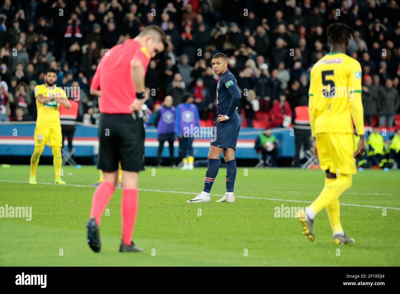 Kylian Mbappe Lottin (PSG) ha dato un'occhiata al Francois LETEXIER  (arbitro, arbitro centrale) durante la Coppa di Francia, semifinale partita  di calcio tra Parigi Saint-Germain e FC Nantes il 3 aprile 2019