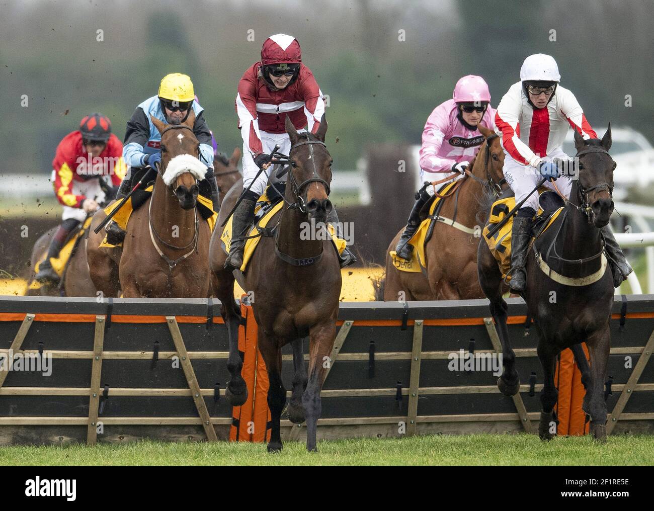 File foto datata 21-02-2021 di Soaring Glory guidato dal jockey Jonjo o'Neill (centro). Data di emissione: Martedì 9 marzo 2021. Foto Stock