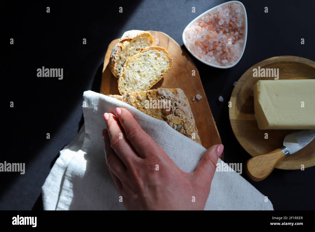 pane per la colazione su un tovagliolo di lino Foto Stock