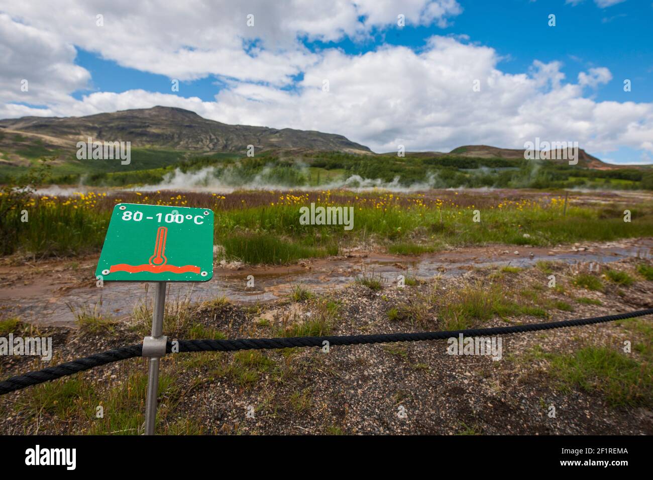 Segnali di avvertimento presso l'area delle sorgenti termali calde di Geysir in Islanda Foto Stock
