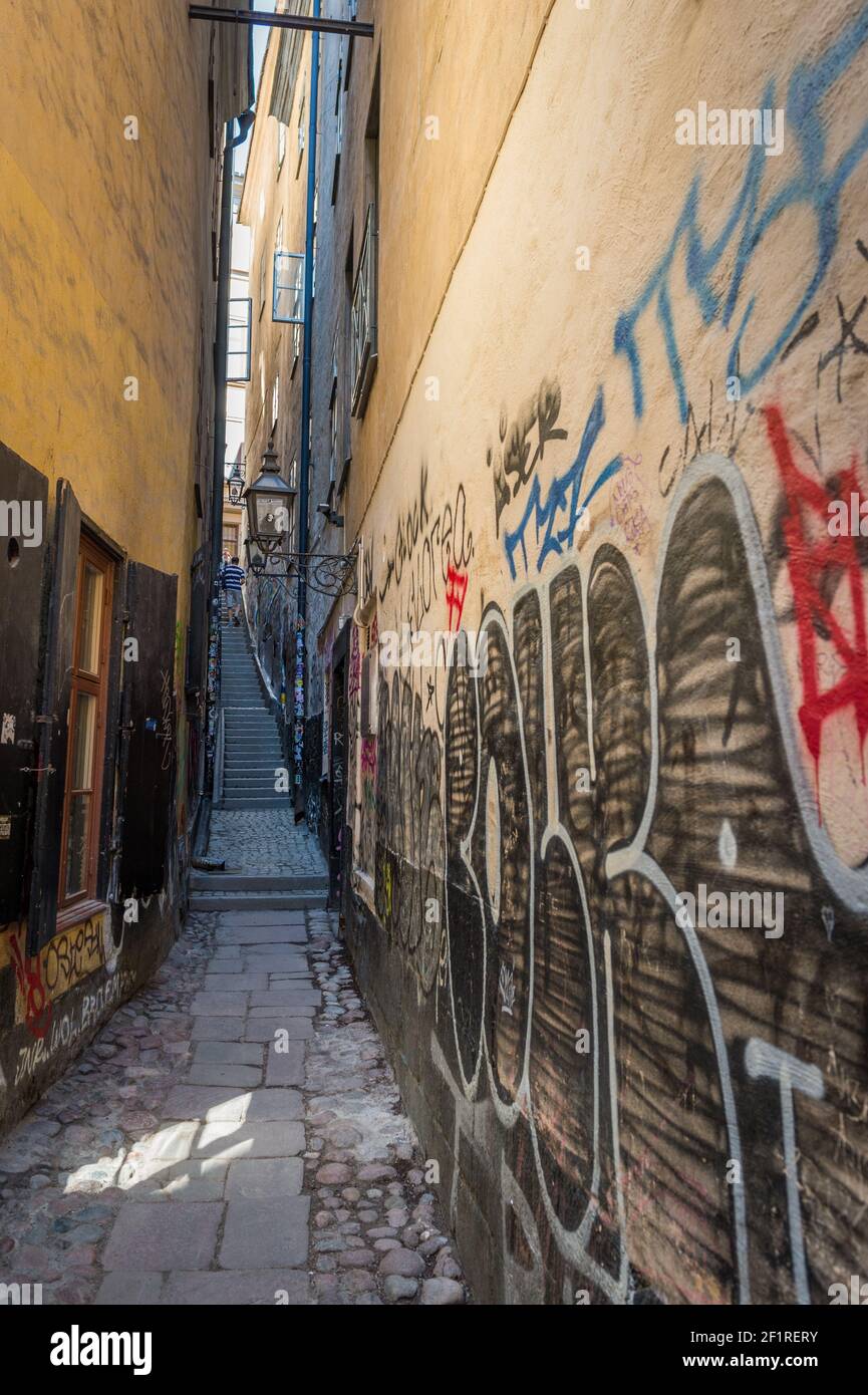 Graffiti sulla stretta Mårten Trotzigs Gränd, Gamla Stan, Stoccolma, Svezia. Foto Stock