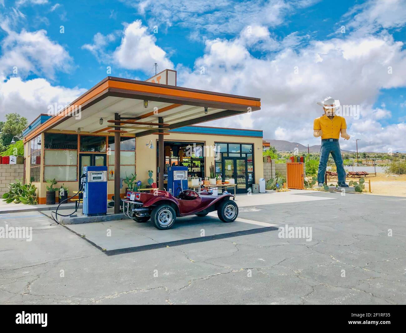 La stazione, famosa stazione di benzina nel mezzo del deserto sulla Palms Hwy, Joshua Tree. California Foto Stock