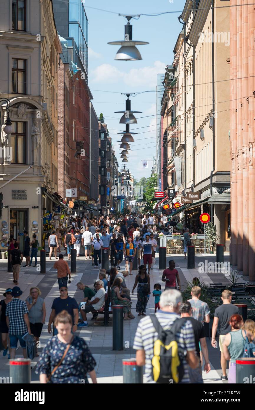 Acquirenti a Drottninggatan, Stoccolma, Svezia. Foto Stock