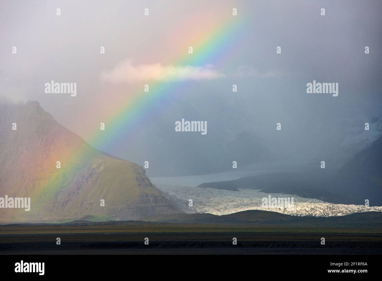 arcobaleno presso il ghiacciaio Svínafellsjökull nel sud dell'Islanda Foto Stock