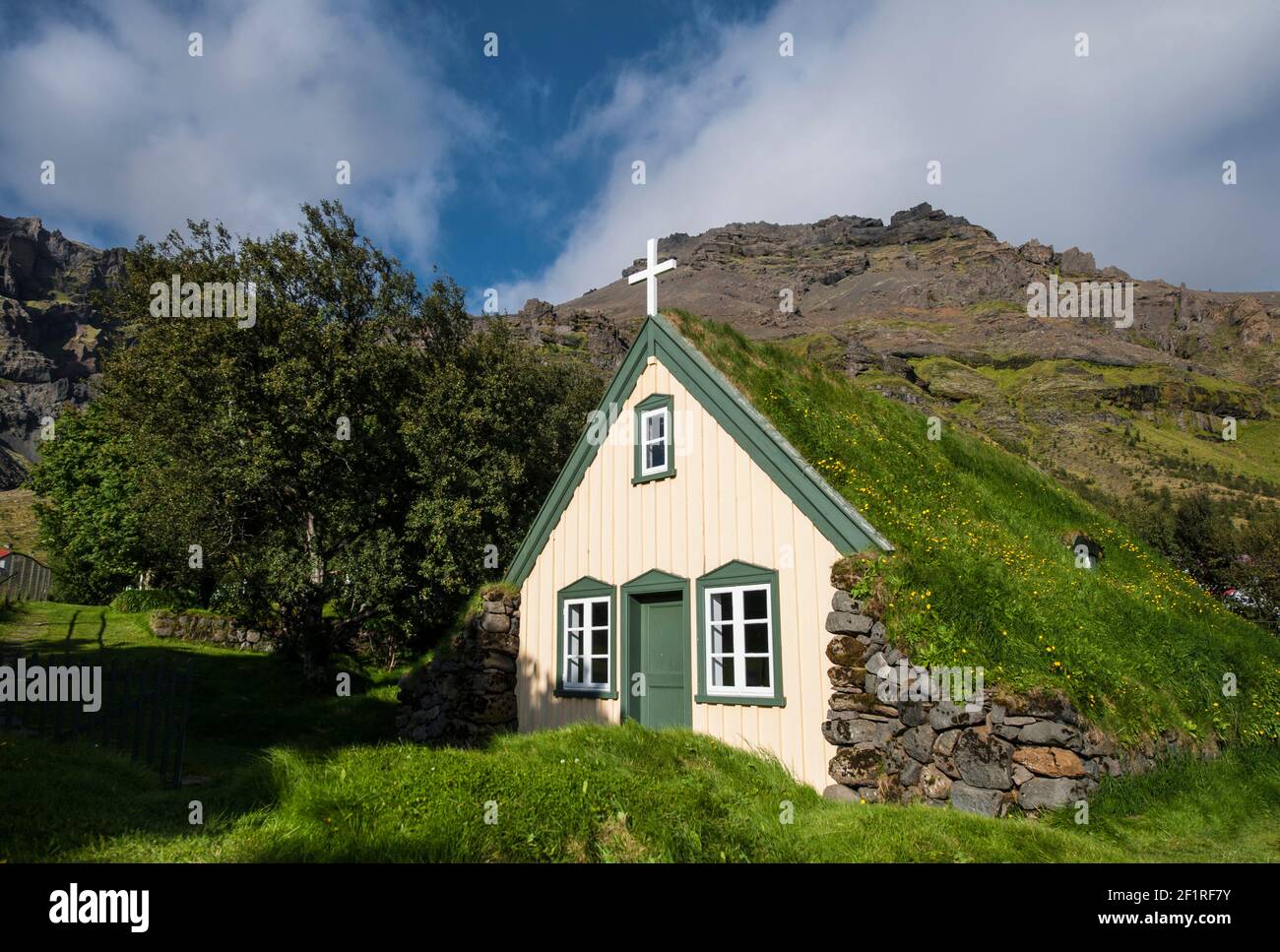 La tradizionale chiesa di erba sintetica Hofskirkja in Islanda Foto Stock