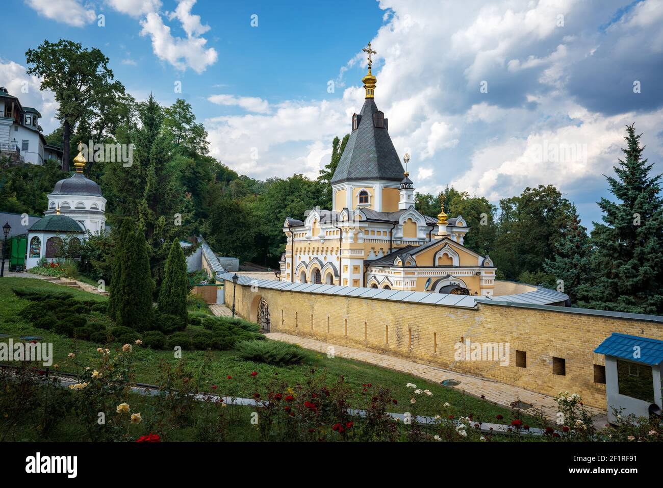 Chiesa della vita che dà la primavera al complesso del monastero di Pechersk Lavra - Kiev, Ucraina Foto Stock