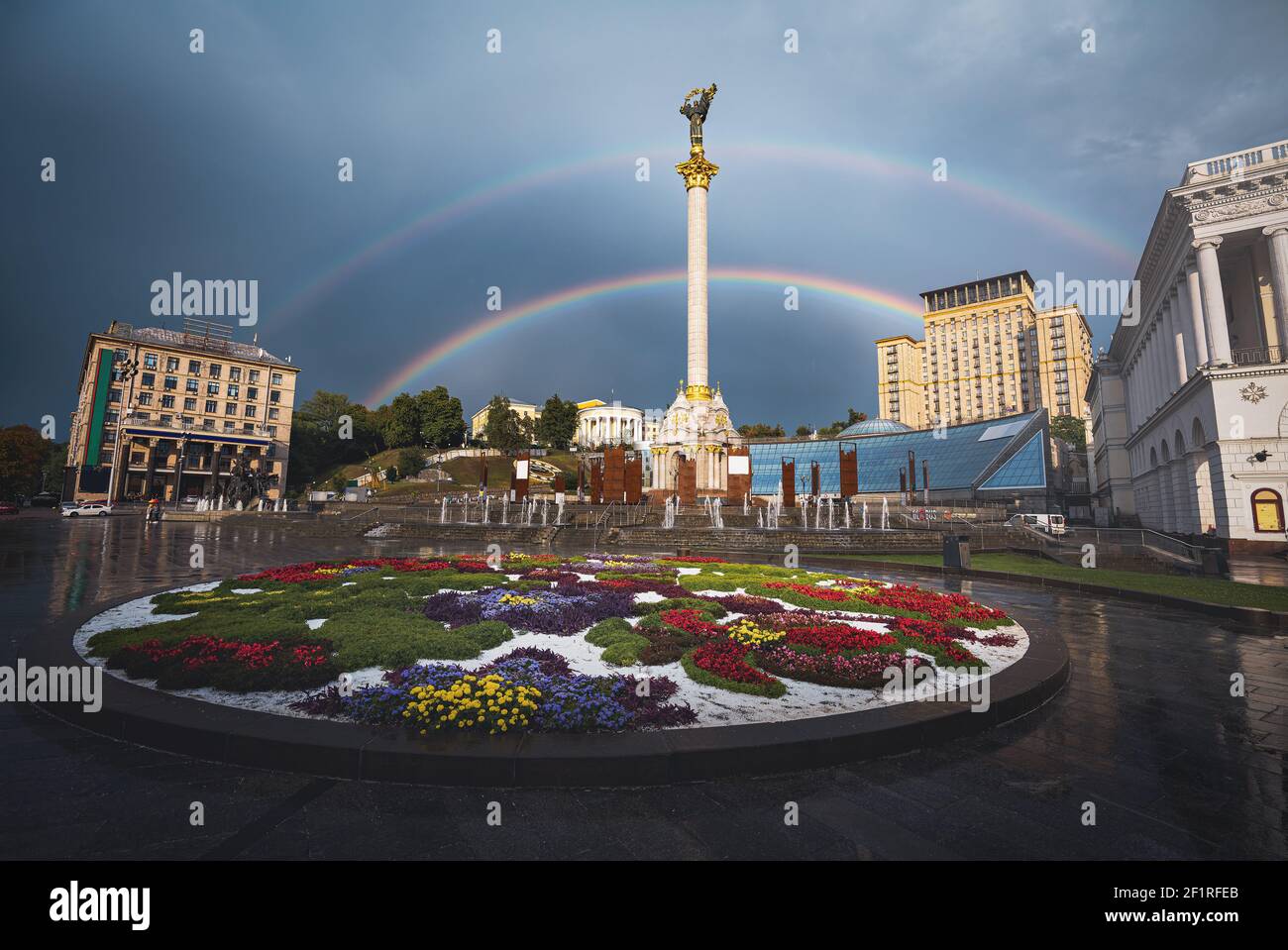 Colonna Monumento dell'indipendenza in Piazza dell'Indipendenza con un bel doppio arcobaleno - Kiev, Ucraina Foto Stock