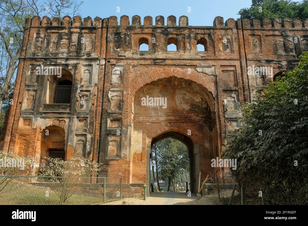 Lukochuri Darwaja rovine della porta est di quella che era la capitale dei Nawab musulmani del Bengala nel XIII-XVI secolo a Gour, India Foto Stock