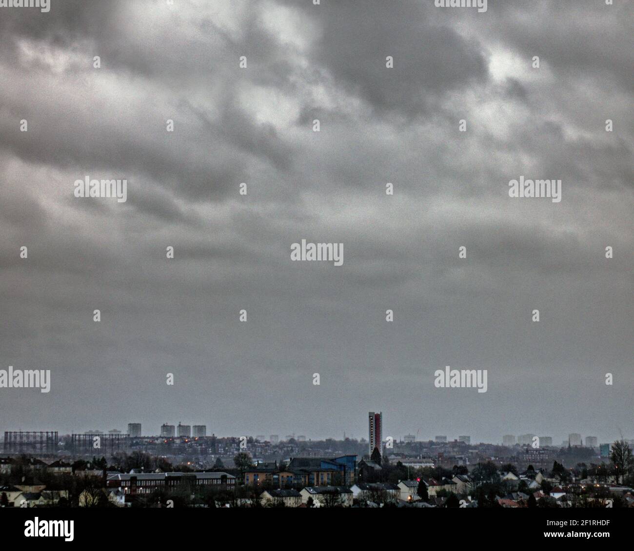 Glasgow, Scozia, Regno Unito. 9 marzo 2021. Regno Unito Meteo: Pioggia e forti venti con più a venire in città. Credit: Gerard Ferry/Alamy Live News Foto Stock