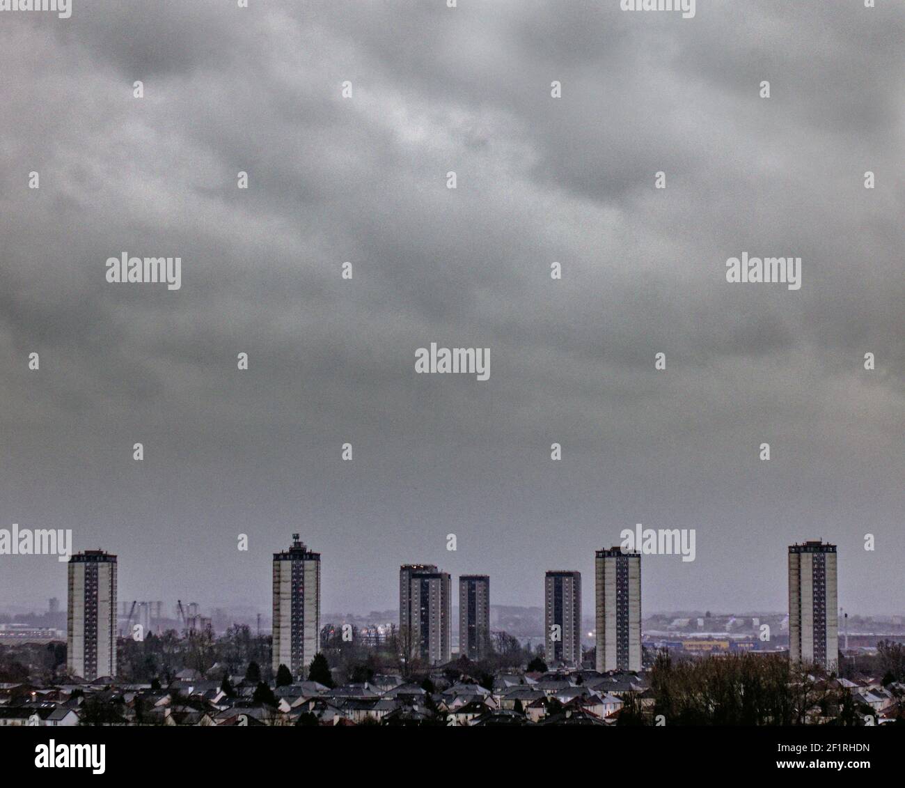 Glasgow, Scozia, Regno Unito. 9 marzo 2021. Regno Unito Meteo: Pioggia e forti venti con più a venire in città. Credit: Gerard Ferry/Alamy Live News Foto Stock