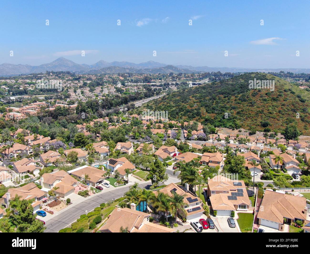 Vista aerea della strada di quartiere di classe media con casa residenziale Foto Stock