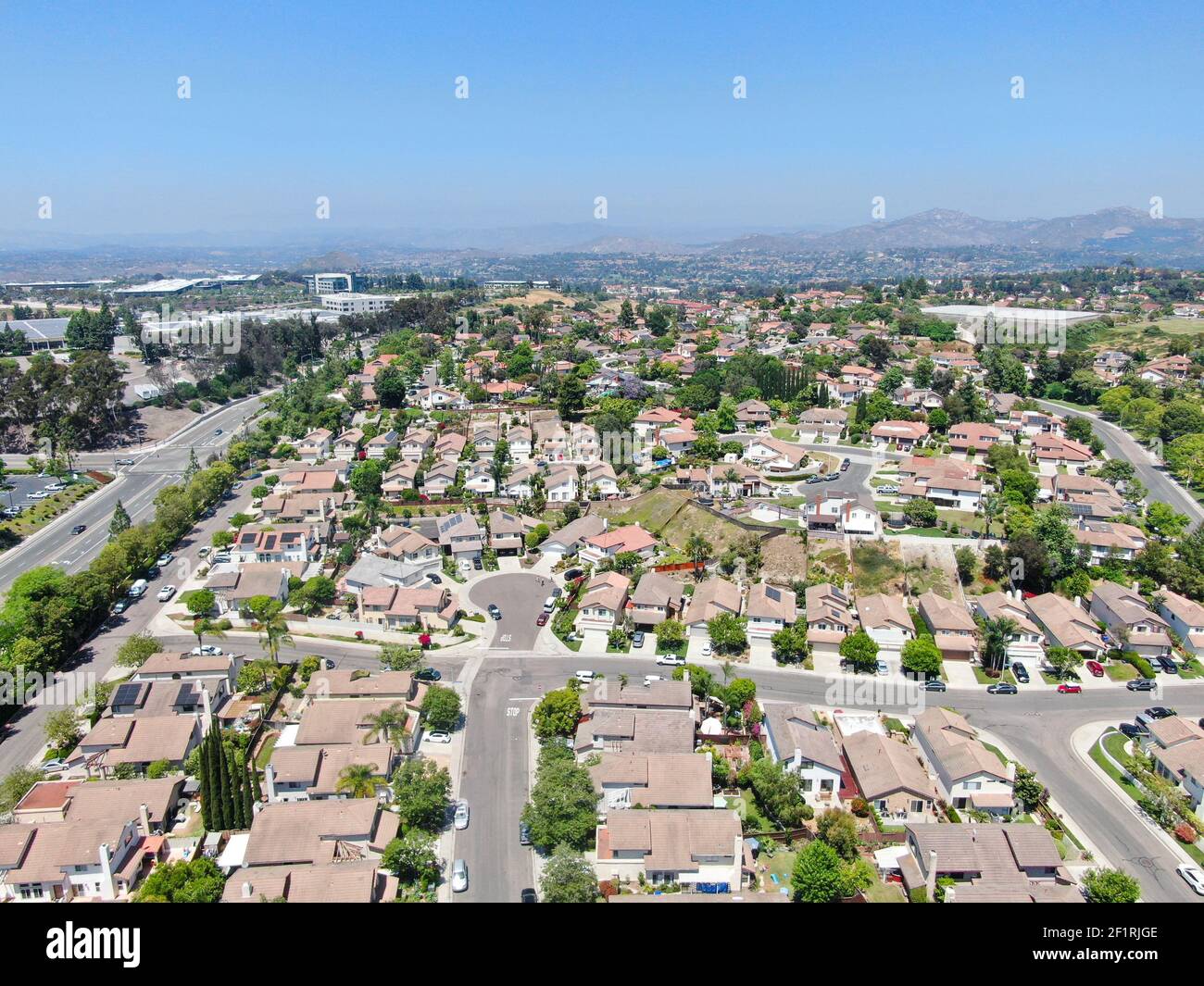 Vista aerea della strada di quartiere di classe media con casa residenziale Foto Stock