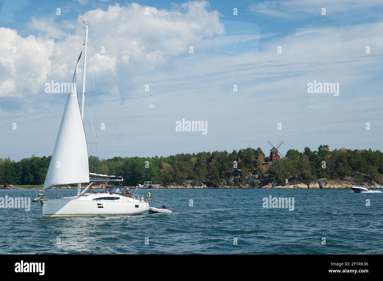 Uno yacht naviga attraverso le Skerries nell'arcipelago di Stoccolma, Svezia. Foto Stock