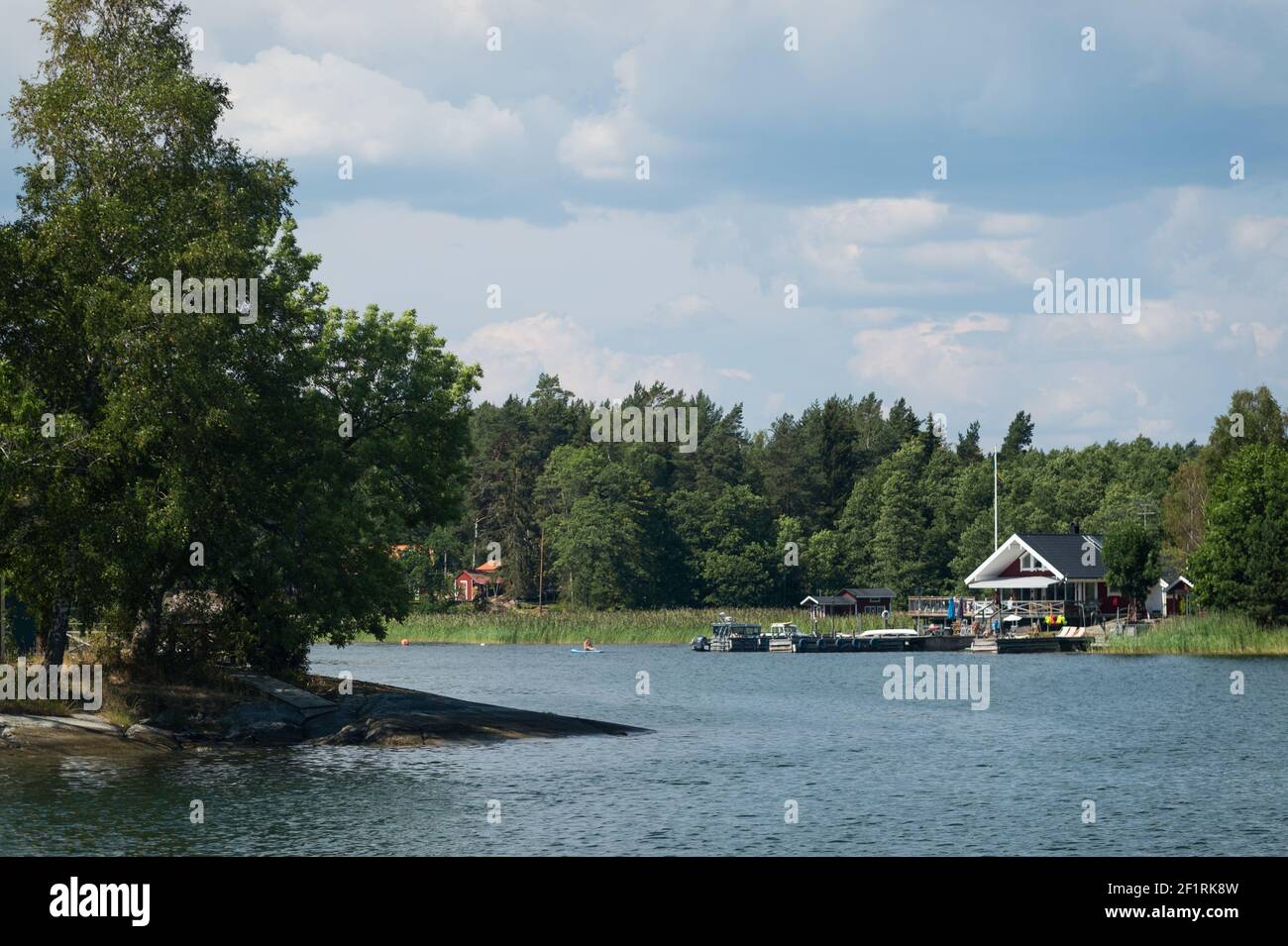 Una cabina sulla riva di un'isola nell'arcipelago di Stoccolma, Svezia. Foto Stock