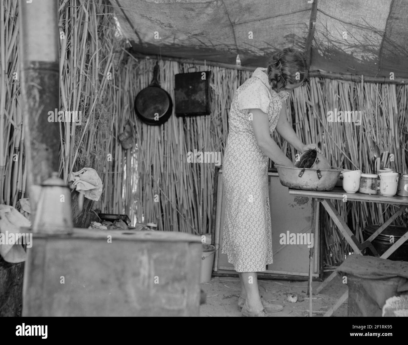 Rifugiati che vivono in un campo di fossa. Imperial County, California - Fotografia di Dorotea Lange Foto Stock