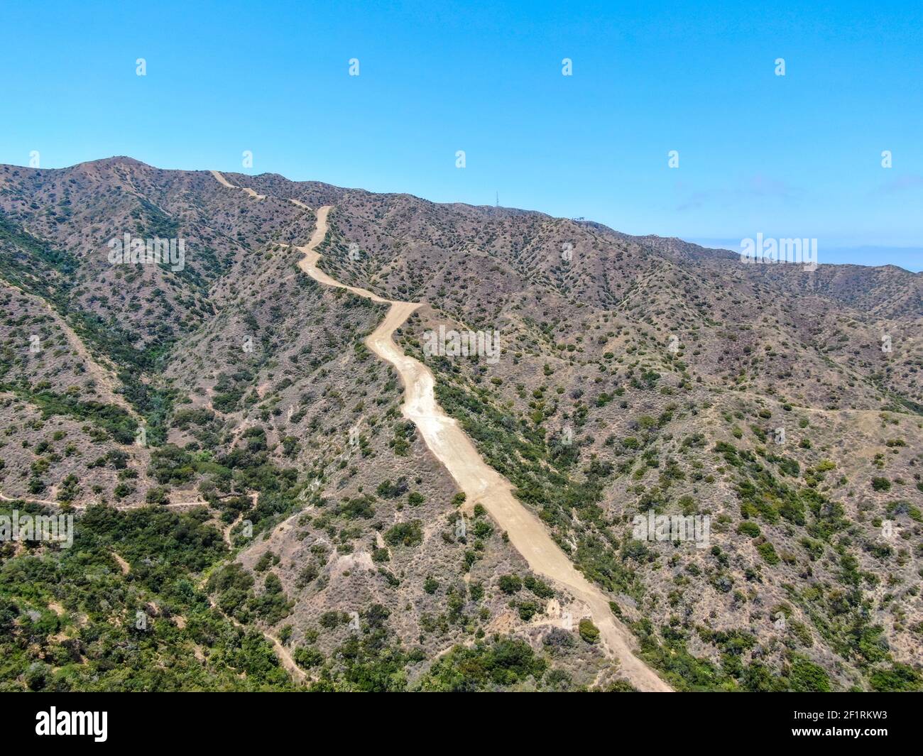 Vista aerea dei sentieri escursionistici sulla cima di Santa Montagne dell'isola di Catalina Foto Stock