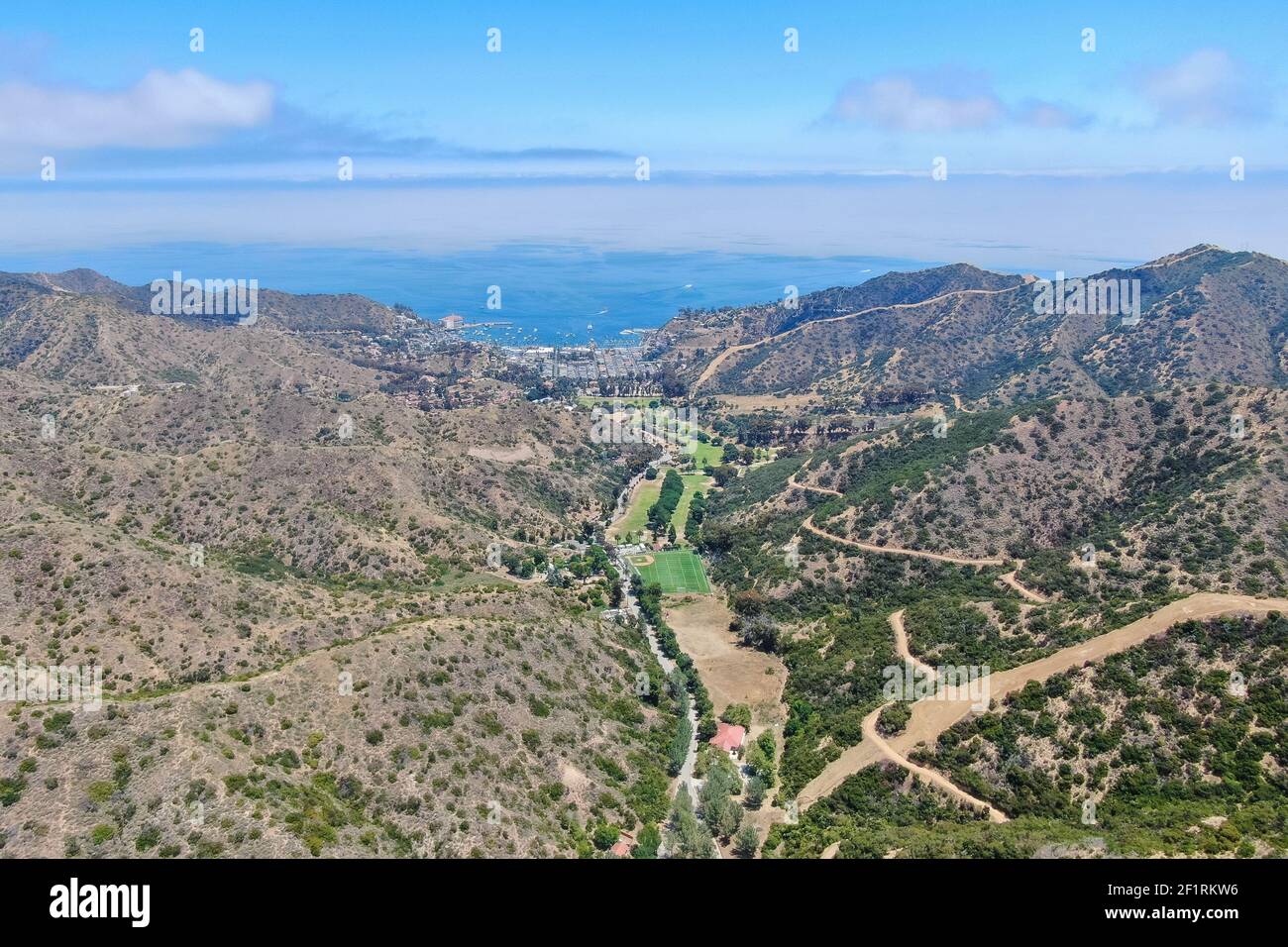 Vista aerea delle montagne e dei sentieri dell'isola di Santa Catalina con oceano sullo sfondo Foto Stock