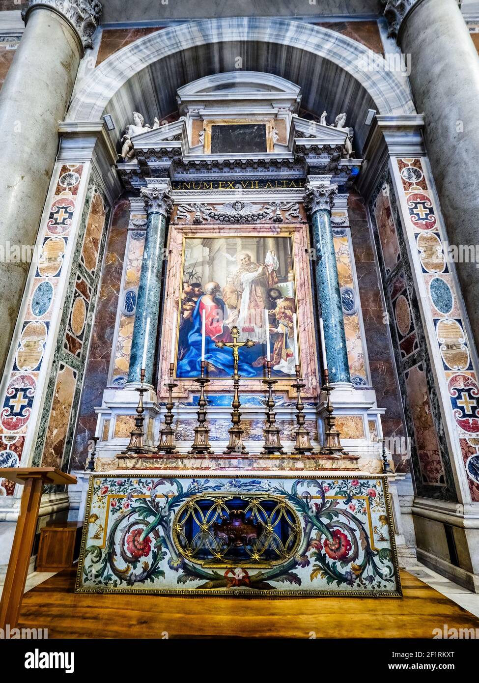 Altare di San Gregorio Magno e la cupola del vestibolo - sotto la tavola dell'altare si trova un sarcofago di marmo bianco contenente le reliquie di Papa San Gregorio Magno (590-604) - il miracolo di San Gregorio dove il Papa è raffigurato nell'atto di tagliare un lino Panno che era stato sulla tomba di San Pietro che improvvisamente sanguinò. - Basilica di San Pietro, Vaticano a Roma Foto Stock