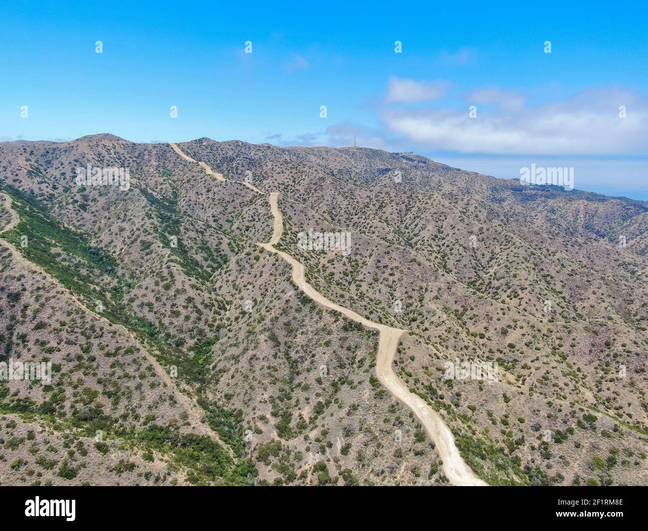 Vista aerea dei sentieri escursionistici sulla cima di Santa Montagne dell'isola di Catalina Foto Stock