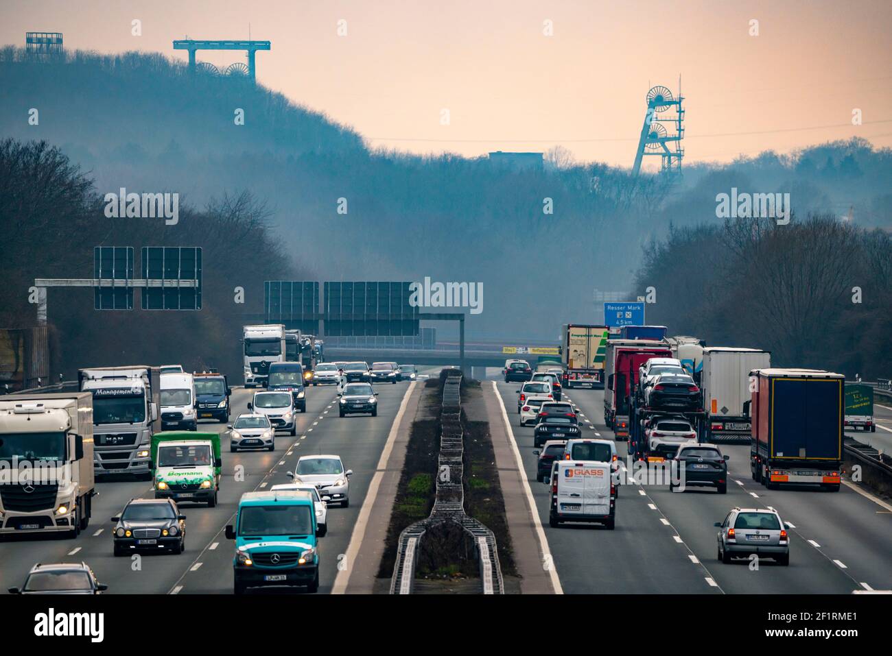 Traffico pesante sulla A2 al bivio di Recklinghausen in direzione ovest, sullo sfondo le tortuose torri dell'ex collisione di Ewald, NRW, Germania Foto Stock
