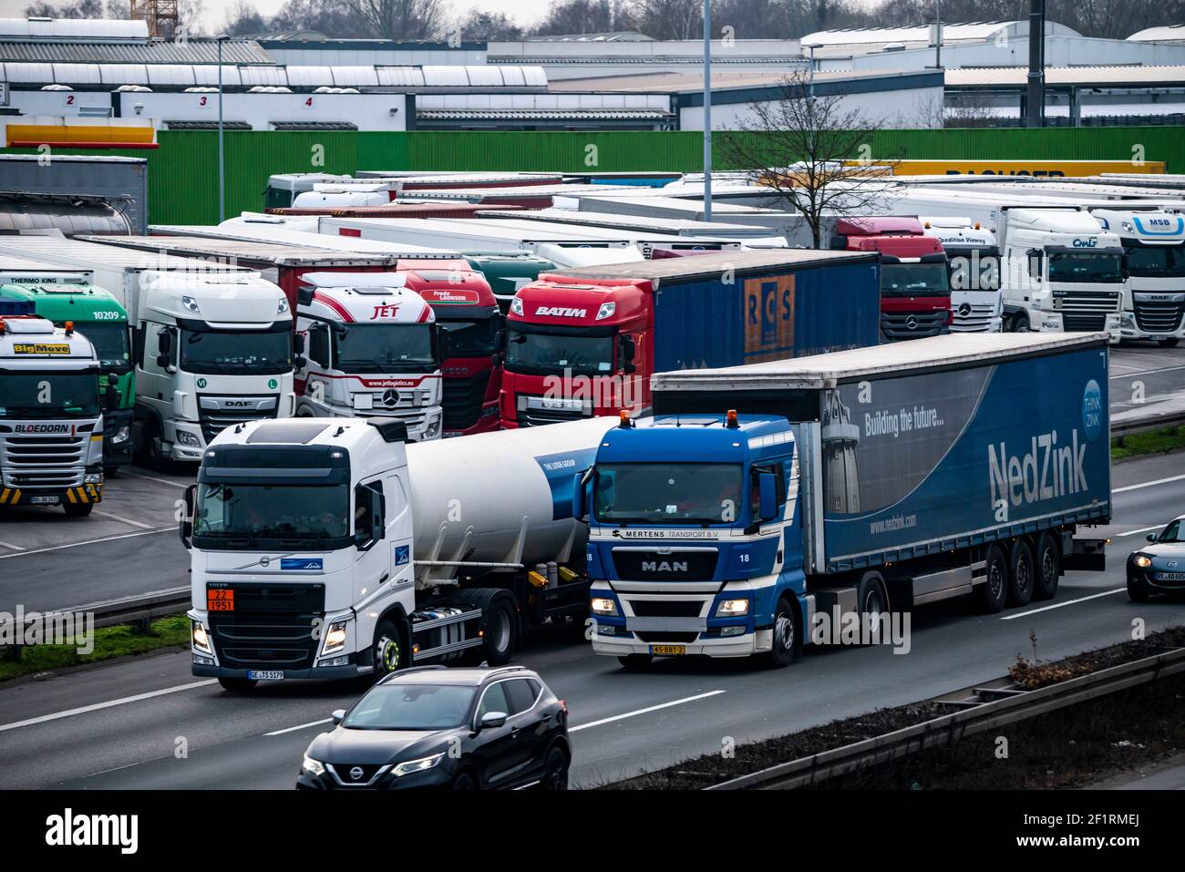 Traffico pesante sulla A2 presso l'area di servizio Bottrop-Süd, parcheggio sovraffollato per camion in serata, Bottrop, NRW, Germania Foto Stock