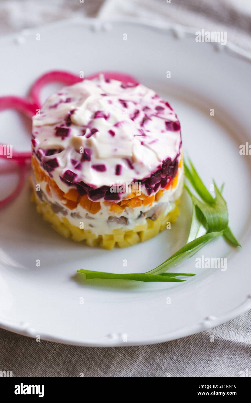 Il simbolo di Capodanno nella tradizione russa è certamente l'insalata condita Herring. Russia. Foto Stock