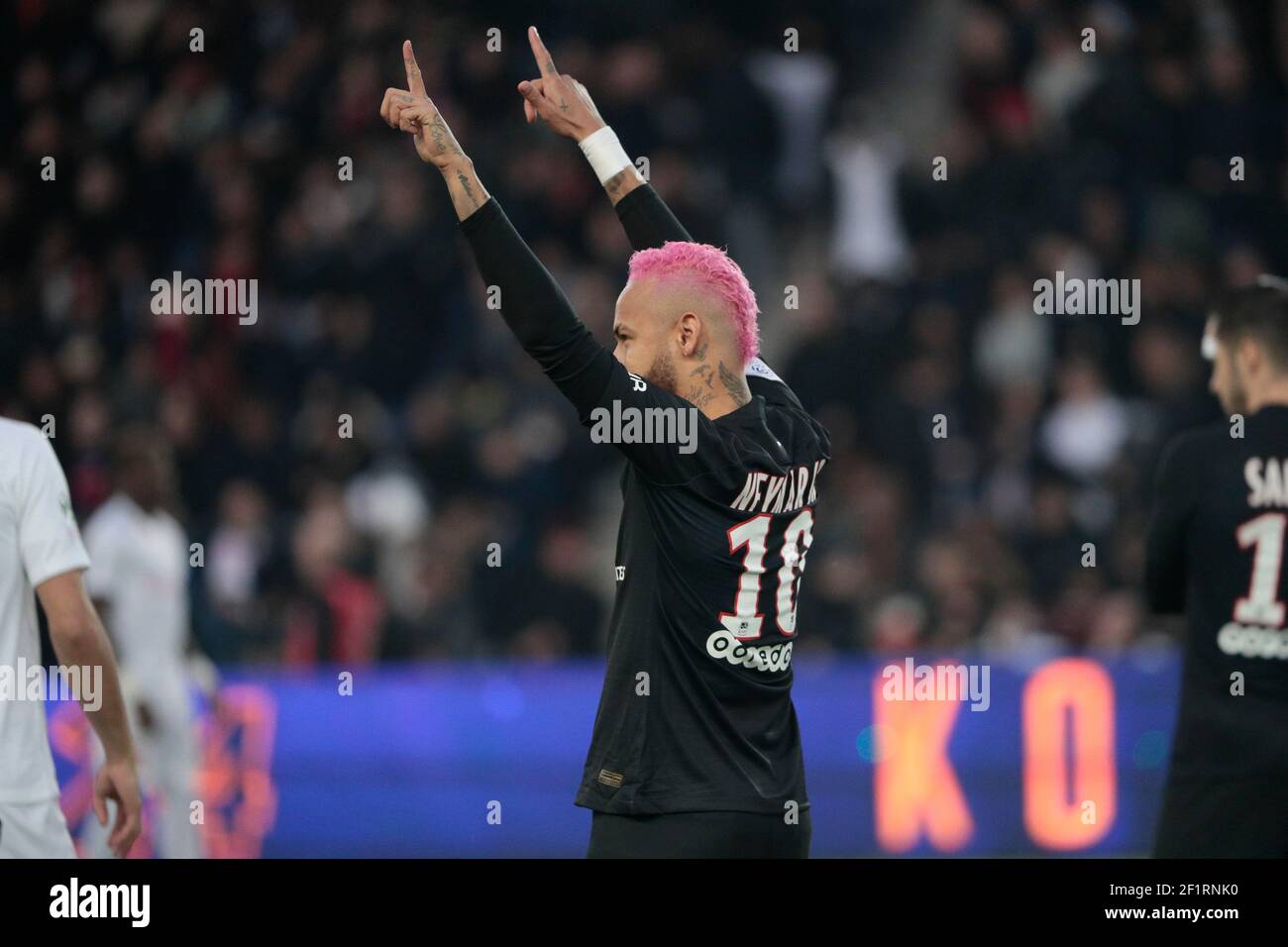 NEYMAR da SILVA SANTOS JUNIOR - NEYMAR JR (PSG) con capelli rosa e maglia da basket in omaggio alla morte Kobe Bryan (24) durante la partita di calcio del campionato francese L1 tra Parigi Saint-Germain e Montpellier il 01 febbraio 2020 allo stadio Parc des Princes di Parigi, Francia - Foto Stephane Allaman / DPPI Foto Stock