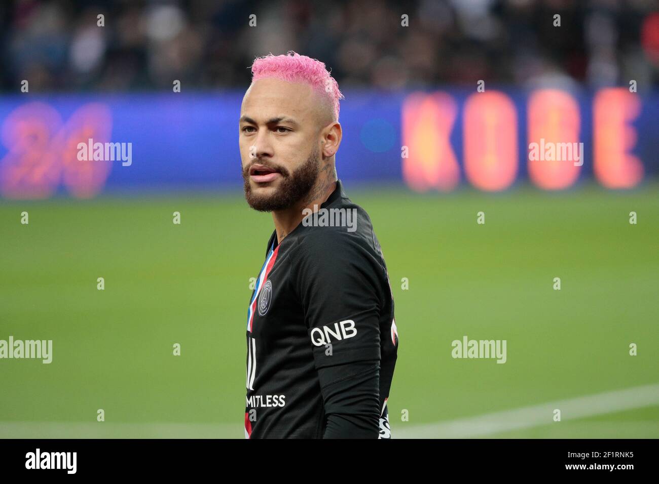 NEYMAR da SILVA SANTOS JUNIOR - NEYMAR JR (PSG) con capelli rosa e maglia  da basket in omaggio alla morte Kobe Bryan (24) durante la partita di  calcio del campionato francese L1