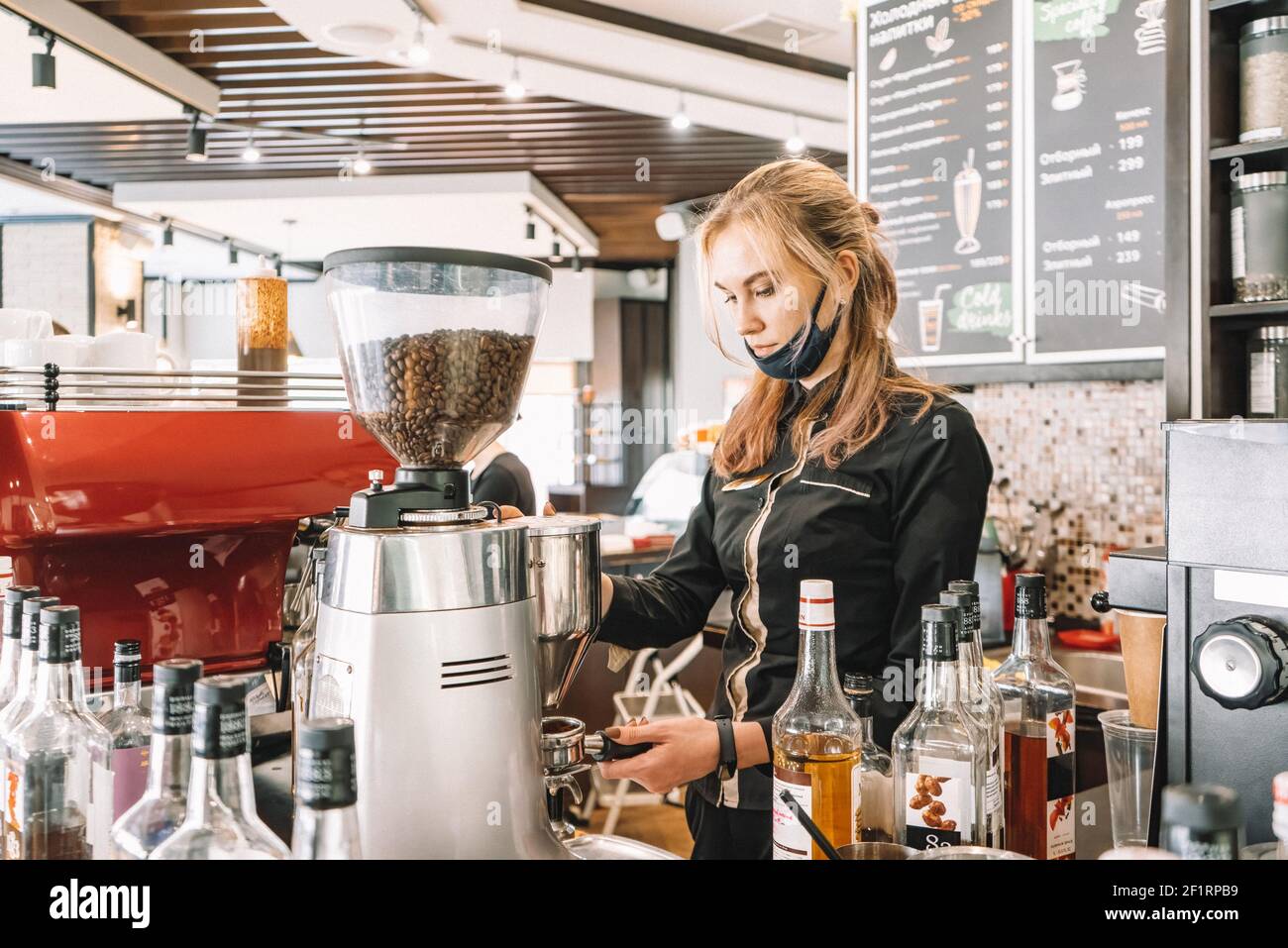 Sarà molto utile per illustrare articoli sul caffè e sul lavoro del personale, sul caffè aromatico e attraente appena fatto Foto Stock