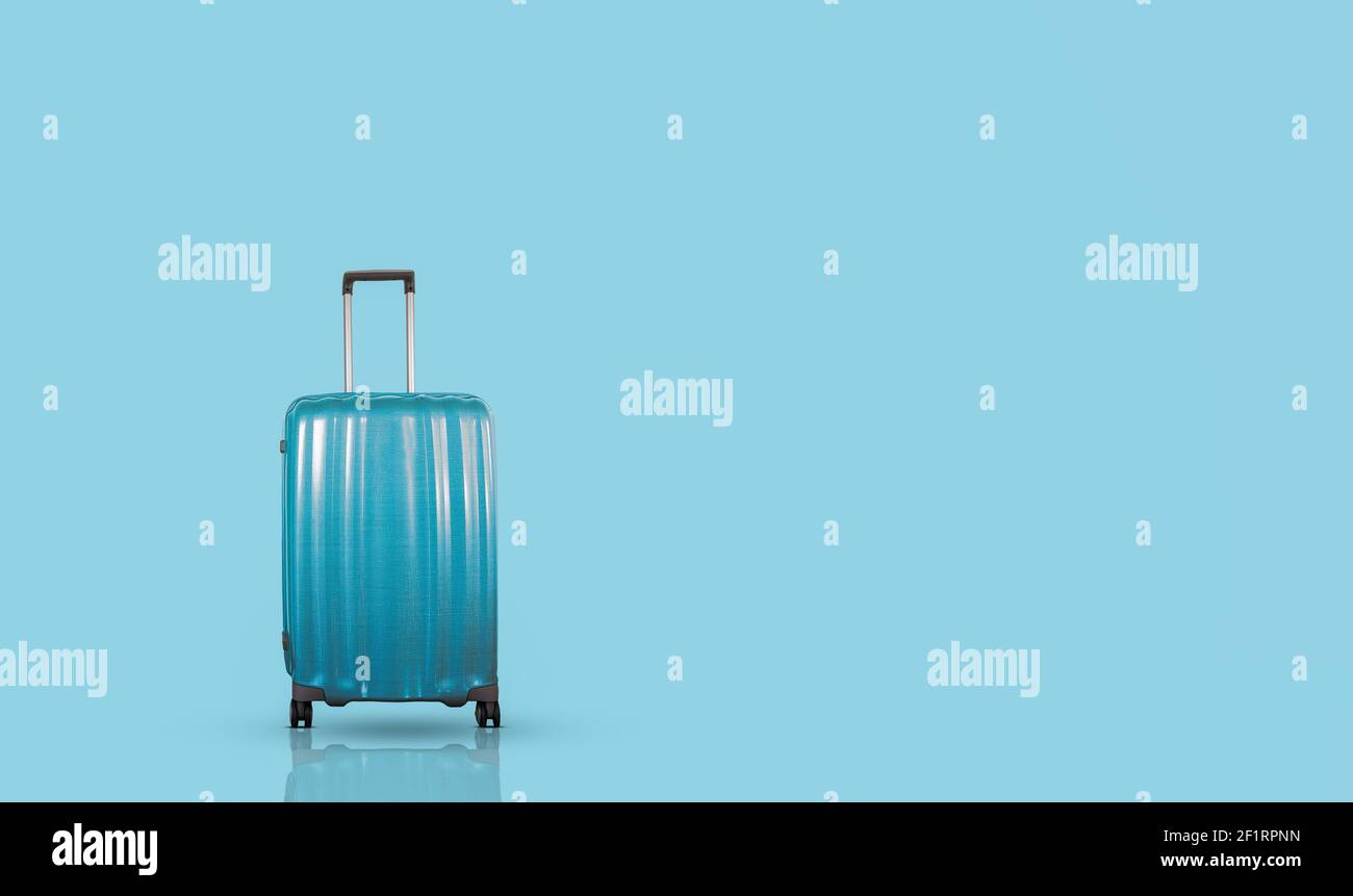 Elegante valigia da viaggio blu isolata su sfondo blu. Foto Stock