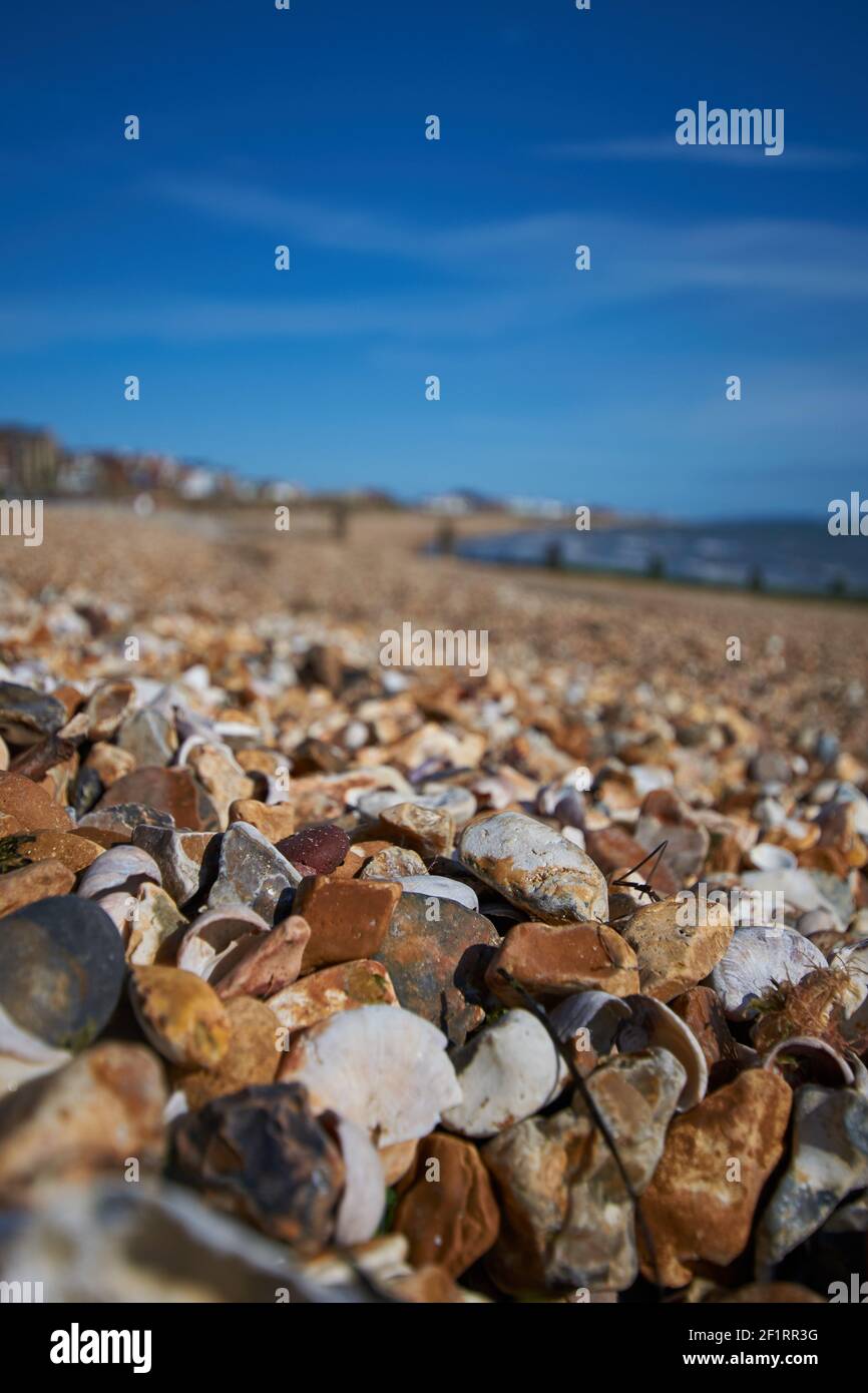 Una giornata estiva brillante in una spiaggia di Stoney a Lee-on-the-Solent, Regno Unito Foto Stock