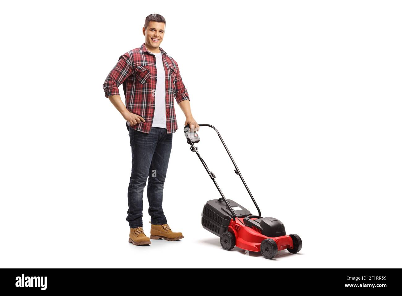 Ritratto a lunghezza intera di un giovane con un tosaerba macchina sorridente alla telecamera isolata su sfondo bianco Foto Stock