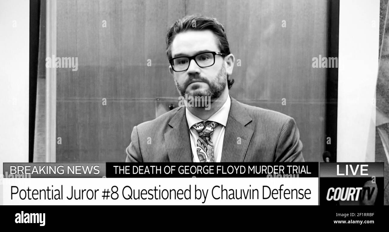 Minnesota, Stati Uniti. 09 marzo 2021, Minneapolis, Minnesota, USA - il procuratore della Difesa ERIC NELSON ha interrogato il giuramento n. 8 durante la notte del voto, in quanto il primo giorno di selezione della giuria si svolge nel processo di omicidio di George Floyd. L'ex poliziotto di Minneapolis Chauvin è accusato di omicidio di secondo grado e massacro nella morte di George Floyd il 25 maggio. Chauvin fu visto su nastro premendo il ginocchio sul collo di Floyd per più di nove minuti. La morte ha scatenato oltraggi in tutto il mondo e ha portato a massicce proteste contro la brutalità e il razzismo della polizia.(immagine di credito: © Court TV/ZUMA Wire) Foto Stock