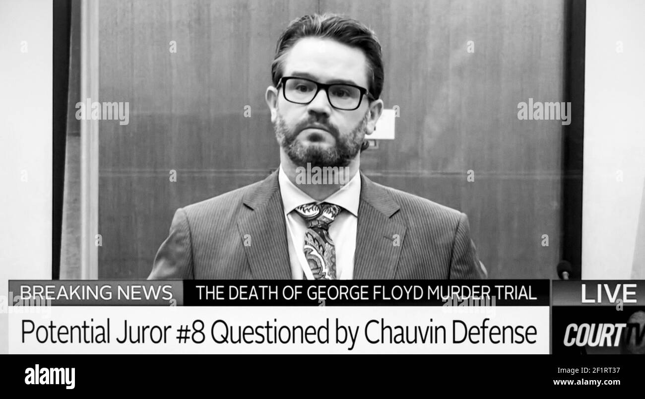 Minnesota, Stati Uniti. 09 marzo 2021, Minneapolis, Minnesota, USA - il procuratore della Difesa ERIC NELSON ha interrogato il giuramento n. 8 durante la notte del voto, in quanto il primo giorno di selezione della giuria si svolge nel processo di omicidio di George Floyd. L'ex poliziotto di Minneapolis Chauvin è accusato di omicidio di secondo grado e massacro nella morte di George Floyd il 25 maggio. Chauvin fu visto su nastro premendo il ginocchio sul collo di Floyd per più di nove minuti. La morte ha scatenato oltraggi in tutto il mondo e ha portato a massicce proteste contro la brutalità e il razzismo della polizia.(immagine di credito: © Court TV/ZUMA Wire) Foto Stock