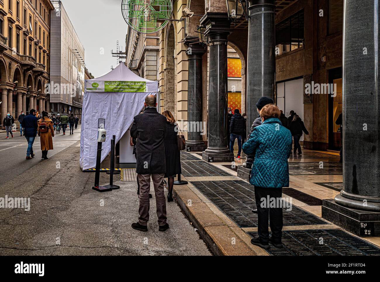 Italia Piemonte Torino - gente schierata di fronte Una tenda mobile per fare il bastoncino istantaneo per Covid 19 Foto Stock