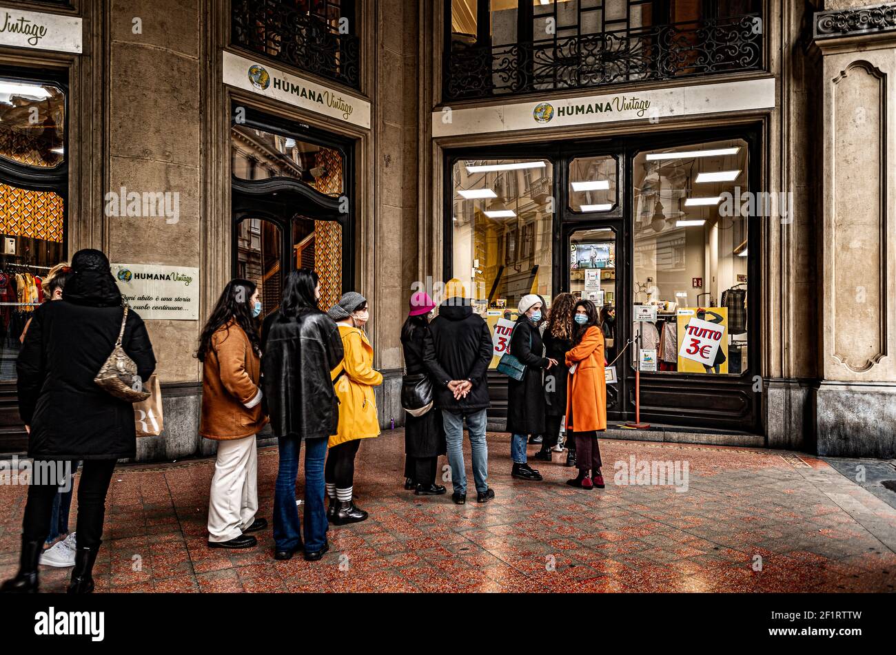 Italia Piemonte Torino - UN negozio al centro, durante la pandemia, effettua sconti e forma una coda per entrare Foto Stock