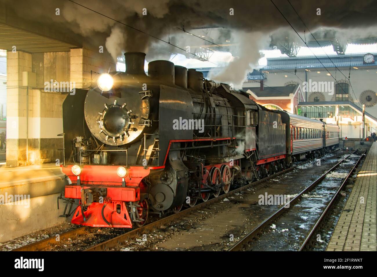 Locomotiva a vapore alla stazione pronta per l'uso viaggio retrò Foto Stock
