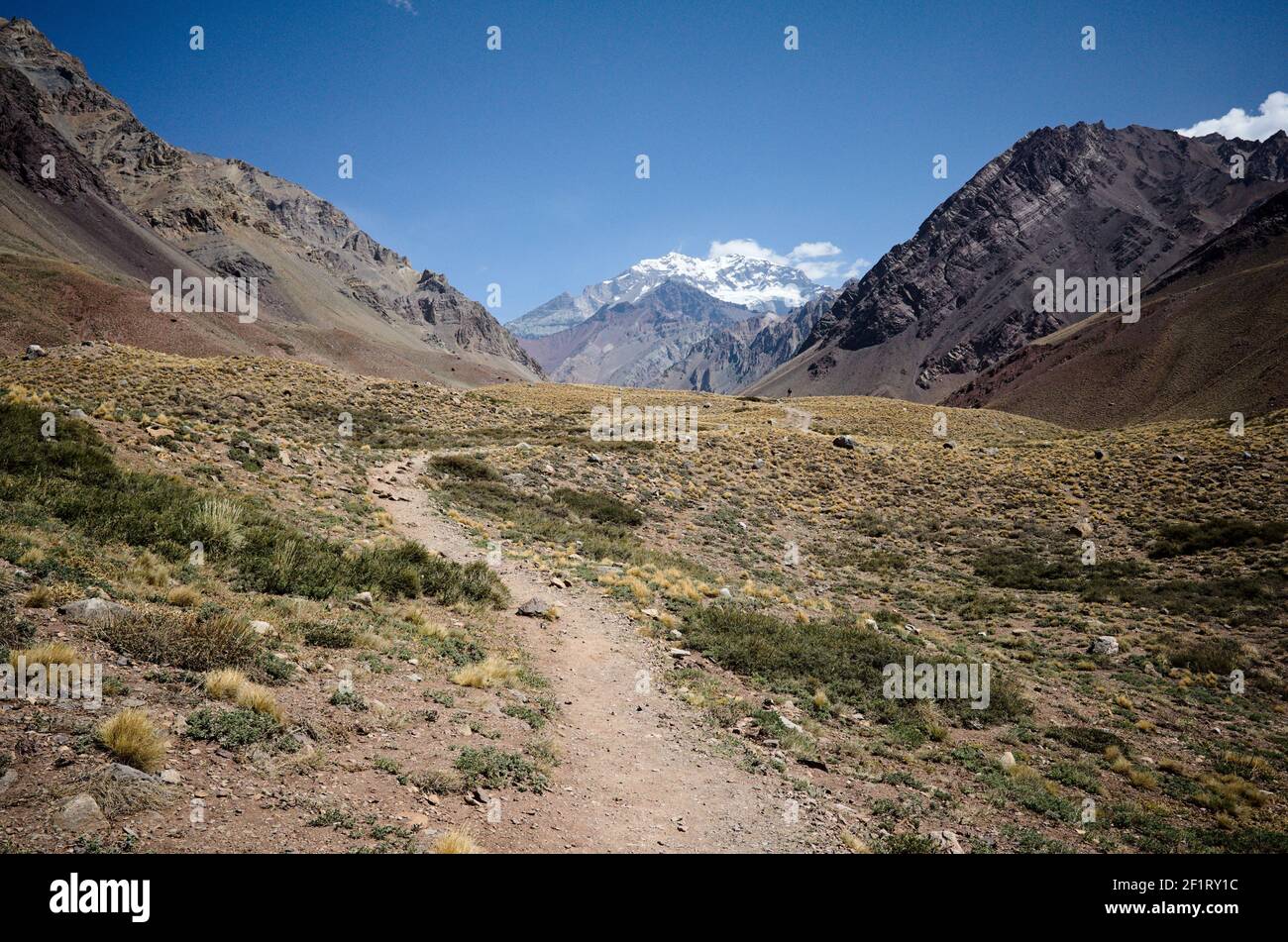 Paesaggio delle Ande con sentieri escursionistici senza persone e vista sul picco Aconcagua. Parco provinciale Aconcagua, provincia di Mendoza, Argentina Foto Stock