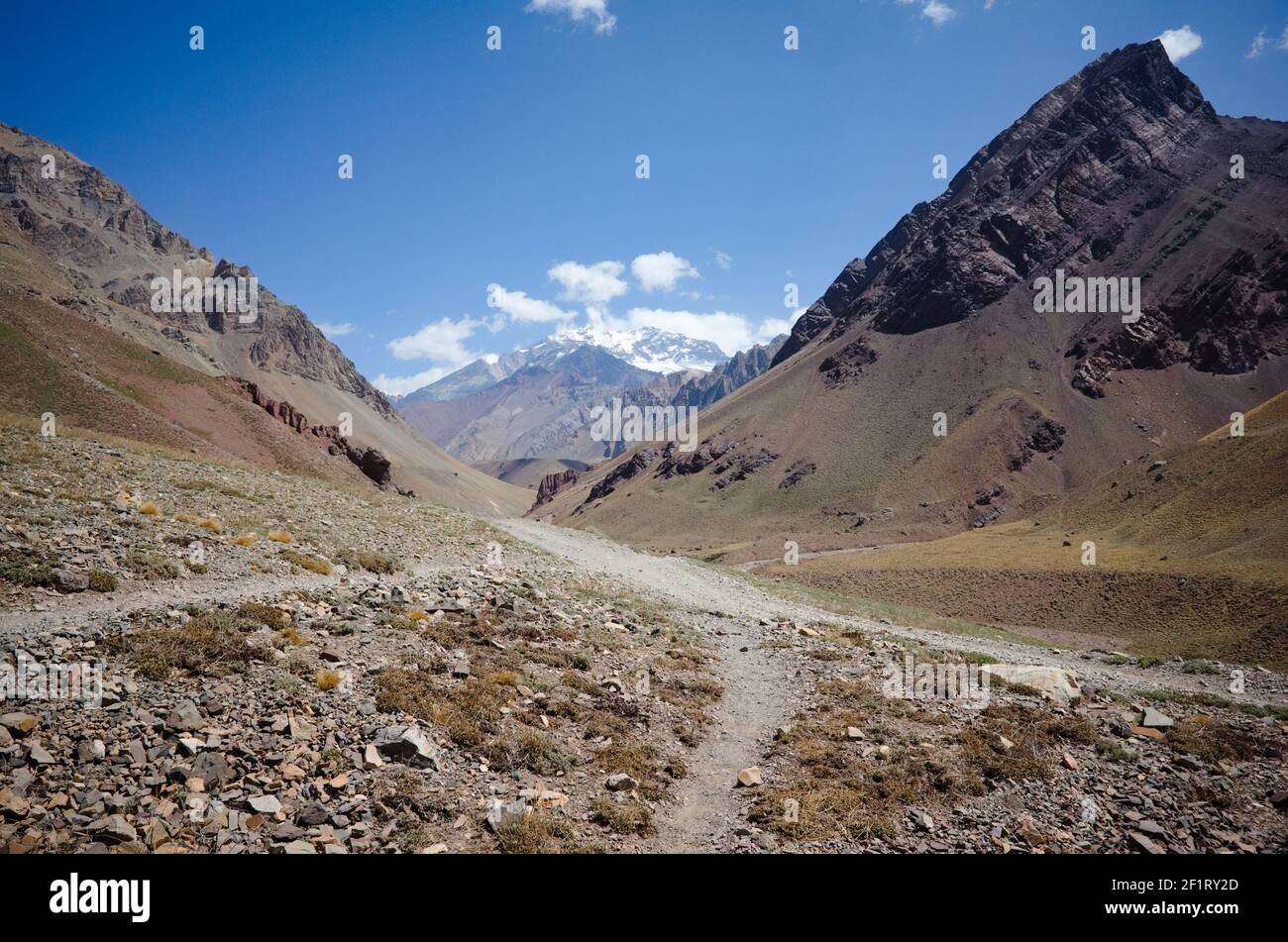 Paesaggio delle Andes Mountains con sentieri escursionistici senza persone. Deserto clima arido e montagne rocciose. Vista sul picco di Aconcagua. Parco provinciale dell'Aconcagua Foto Stock