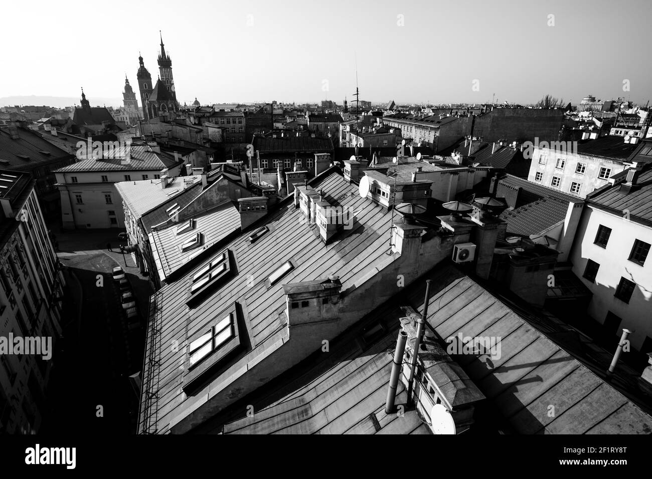 Vista dall'alto dei tetti nel centro di Cracovia, Polonia. Foto in bianco e nero. Foto Stock