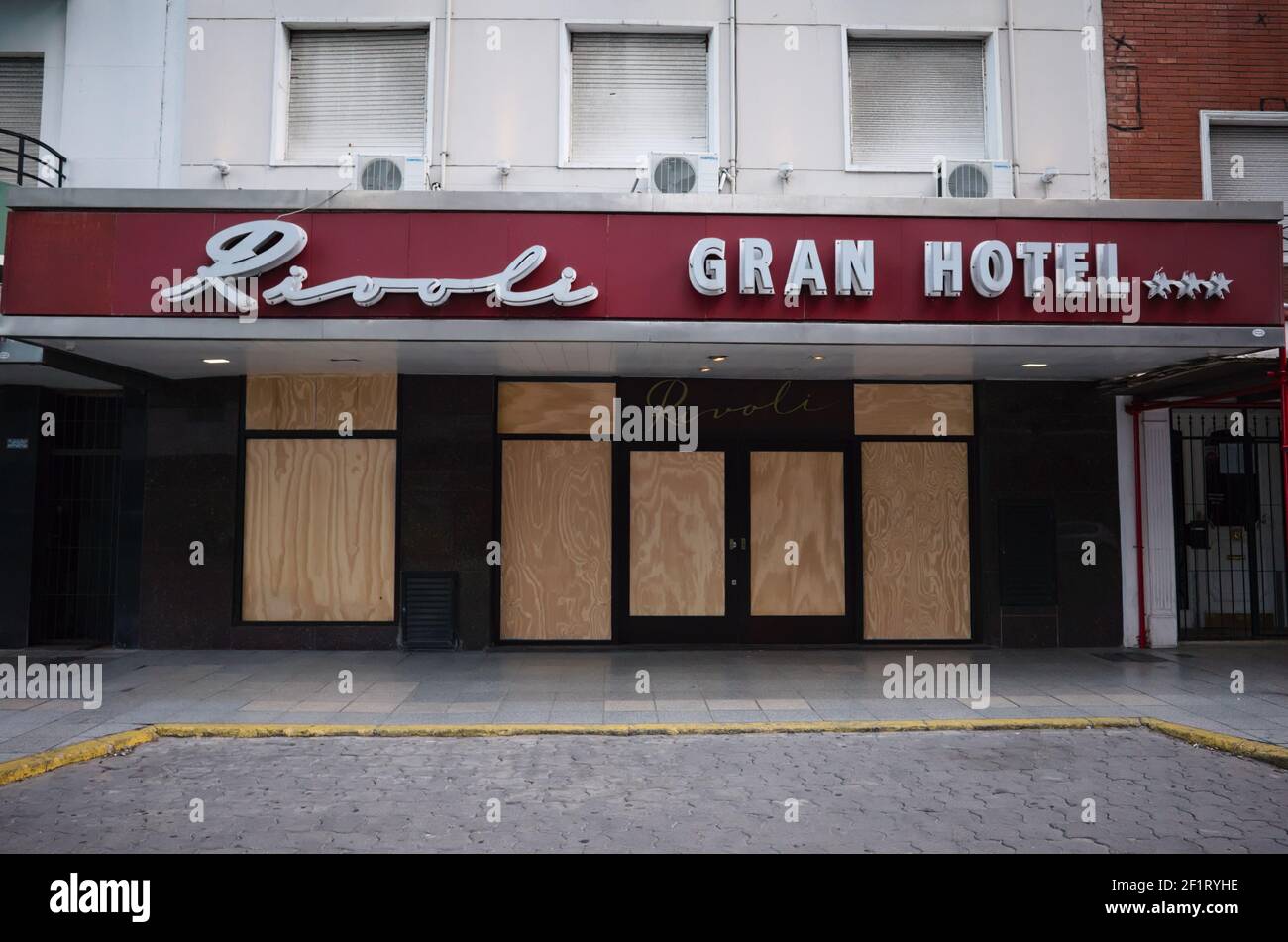 Mar del Plata, Buenos Aires, Argentina - Aprile, 2020: Imbarco sull'ingresso dell'hotel durante la quarantena. Chiuso hotel a tre stelle durante la pandemia covid-19 Foto Stock